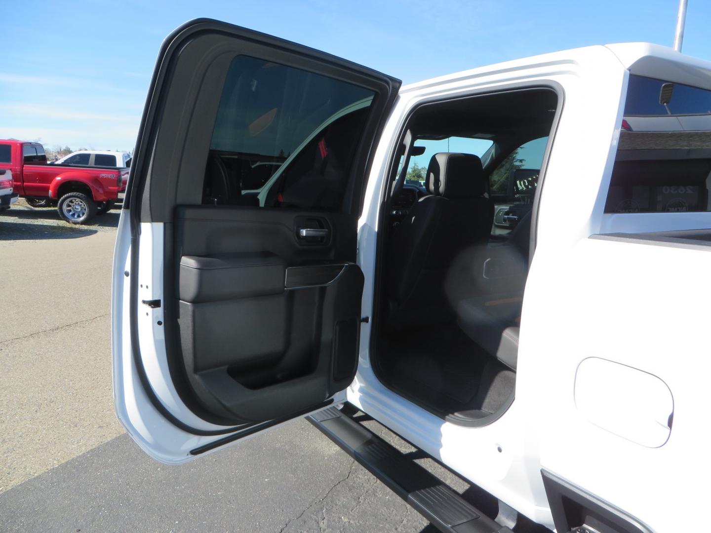 2020 White /BLACK GMC Sierra 2500HD AT4 Crew Cab Short Box 4WD (1GT49PEY9LF) with an 6.6L V8 OHV 16 DIESEL engine, 6A transmission, located at 2630 Grass Valley Highway, Auburn, CA, 95603, (530) 508-5100, 38.937893, -121.095482 - Photo#36